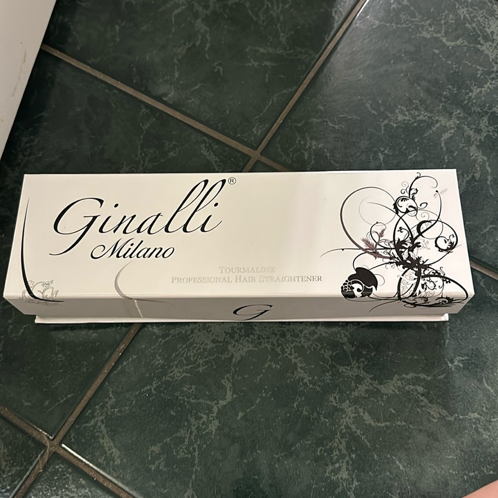 Brand new never used flat iron straightener.